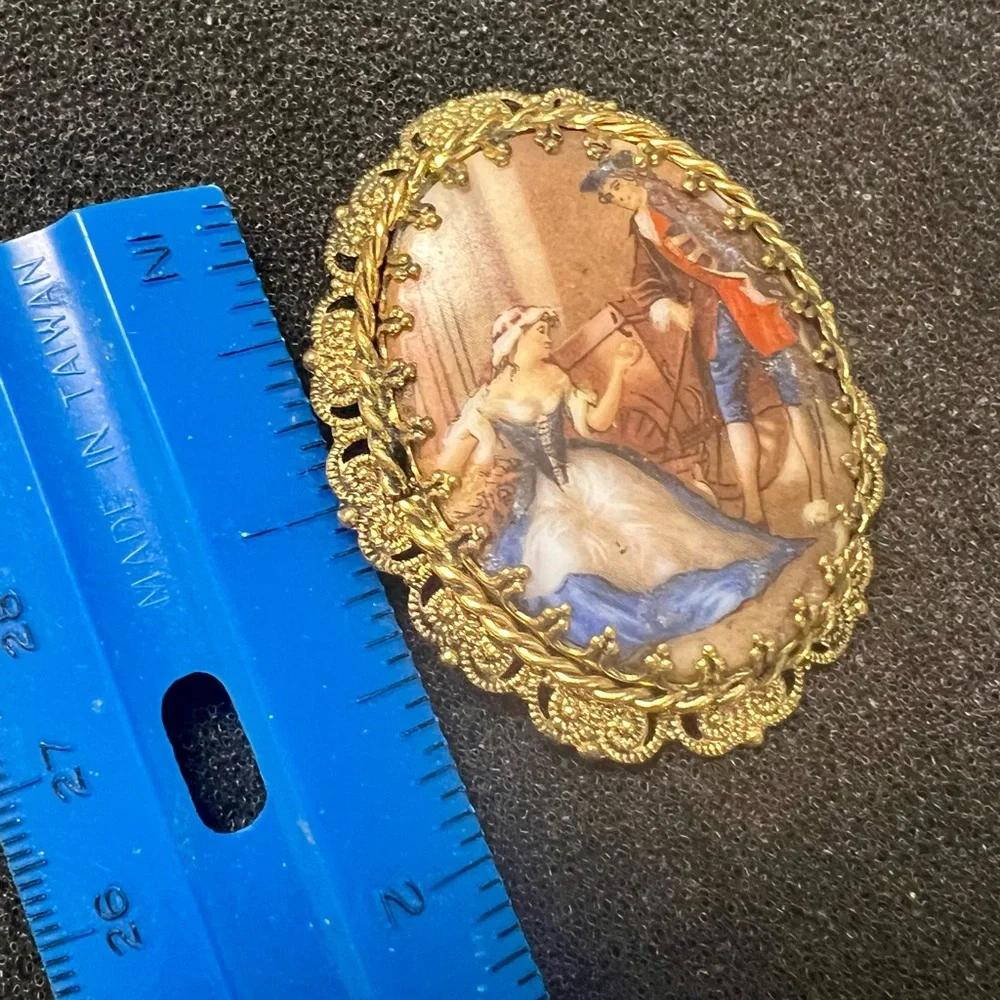 Vintage Gold Tone Lovers Hand Painted Ceramic Victorian Oval‎ Brooch Pin